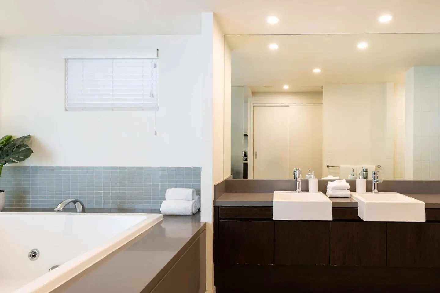 Sunny Swim-Out Serenity With Direct Beach Access Port Douglas Lejlighed