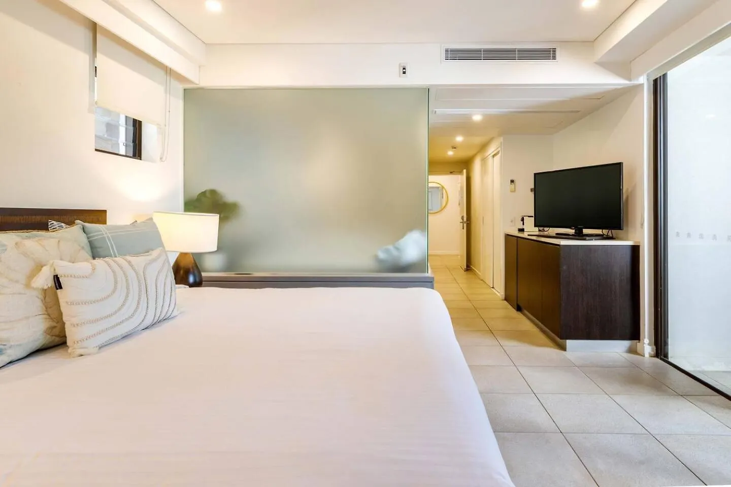 Sunny Swim-Out Serenity With Direct Beach Access Port Douglas Lejlighed