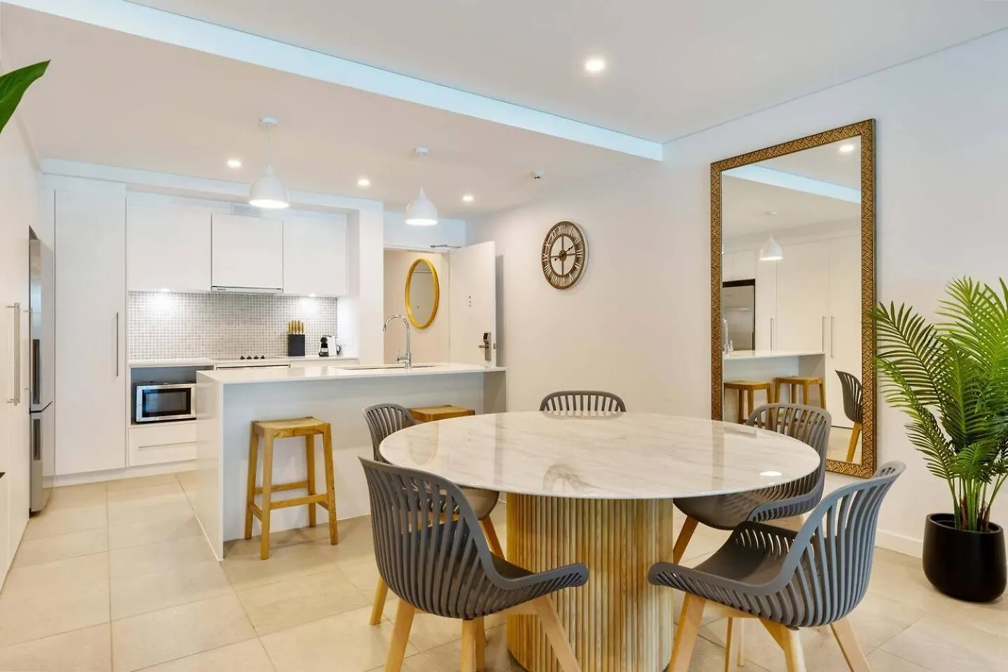 Sunny Swim-Out Serenity With Direct Beach Access Port Douglas