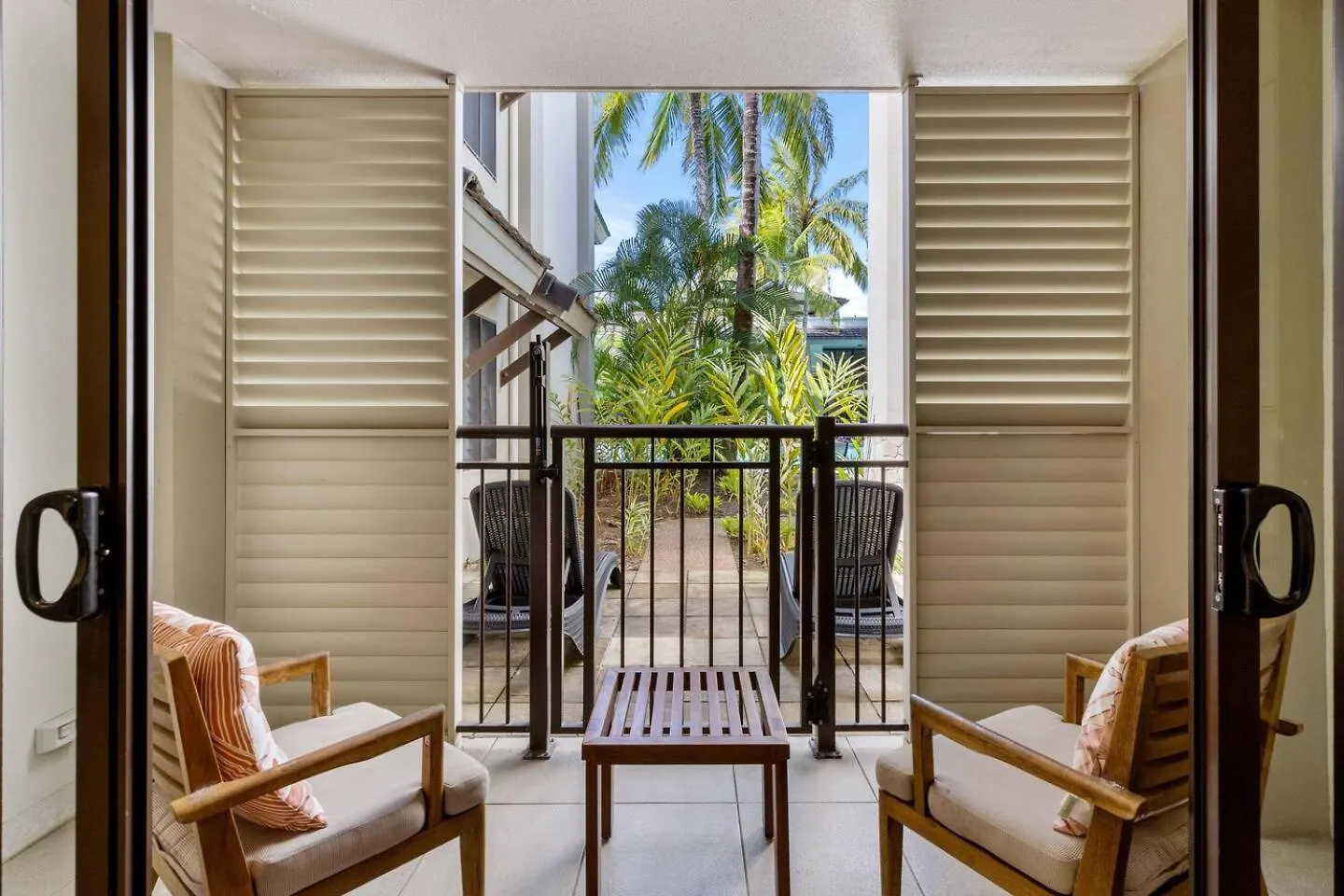 Sunny Swim-Out Serenity With Direct Beach Access Port Douglas Lejlighed